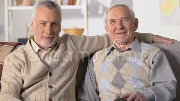 快乐的退休男人竖起大拇指看着镜头健康的退休老人视频的预览图