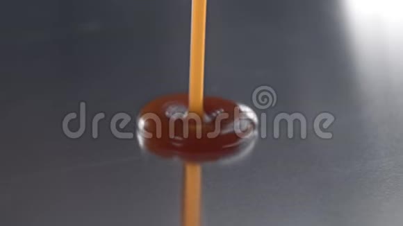 咸的融化焦糖被倒入厨房的金属表面用糖果制作慢慢烹饪甜点视频的预览图