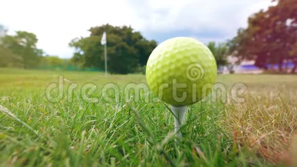高尔夫球场上球杆上的黄色高尔夫球视频的预览图