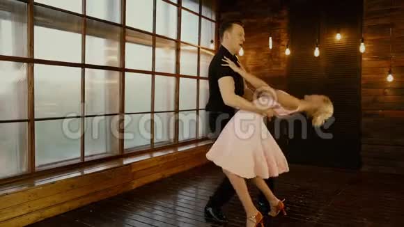 肮脏的舞蹈在情人节上的一个美丽的二重唱舞蹈与一个视频的预览图