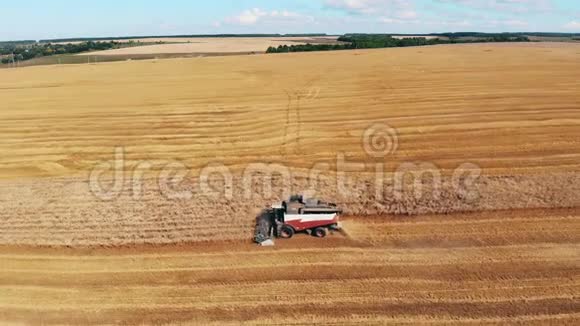 农业机器正在收割田间的黑麦视频的预览图