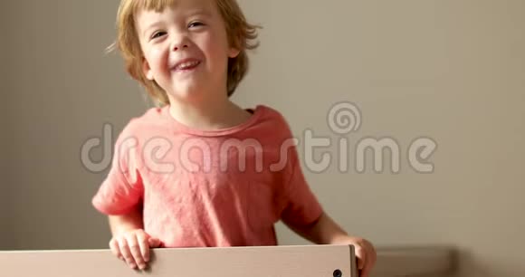 微笑的孩子拿着木床围栏视频的预览图