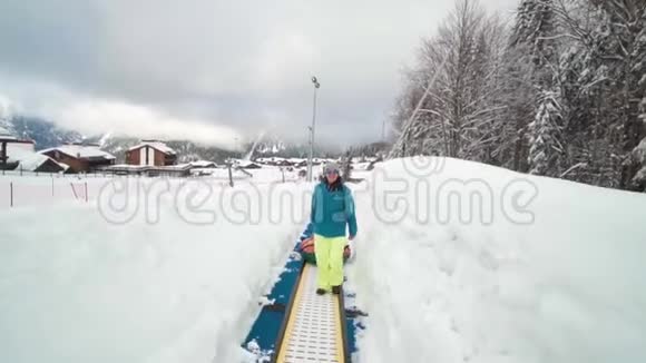 朋友们在滑雪场玩得很开心成年人喜欢雪管一群朋友在一座巨大的雪山上下来视频的预览图