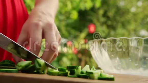 家庭主妇准备沙拉用刀切黄瓜视频的预览图