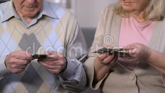 悲伤的老夫妇数着美元养老金改革老年人的社会保障视频的预览图
