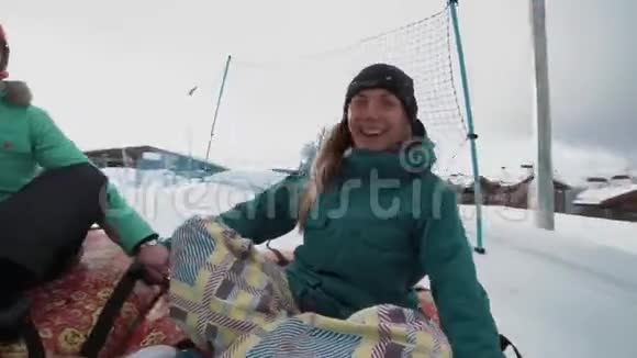 朋友们在滑雪场玩得很开心成年人喜欢雪管一群朋友在一座巨大的雪山上下来视频的预览图