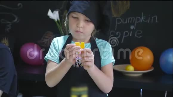 厨师帽子和围裙在烹饪学校做零食的严肃女孩视频的预览图