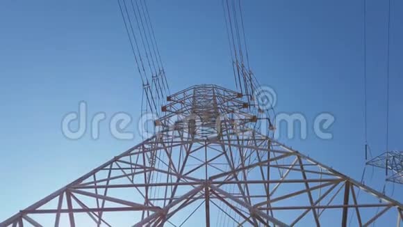 在蓝天背景下的电力变压器塔下视频的预览图