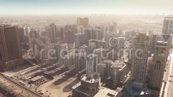 阿联酋迪拜巴沙高地社区摩天大楼的空中拍摄视频的预览图