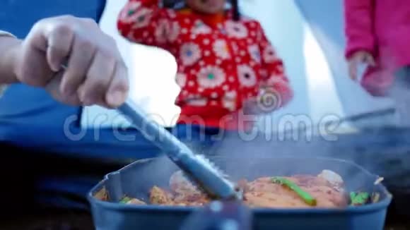 妈妈用猪肉香肠蘑菇和芦笋烤架和调味料马拉川胡椒在平底锅亚洲家庭烹饪视频的预览图