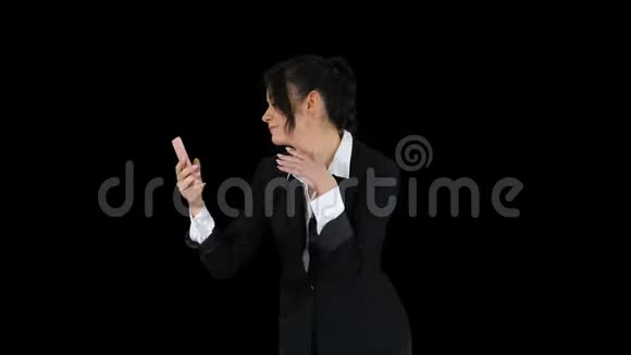 商务女性关注智能手机预演和跳舞阿尔法频道视频的预览图