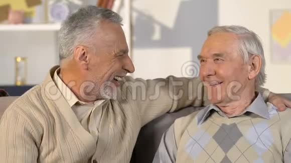 快乐健康的老年人笑着特写积极的养老金领取者好心情视频的预览图