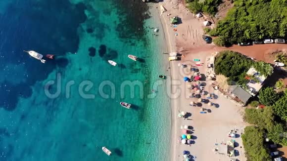 航空公司上面的风景美丽的夏天海景希腊埃维亚岛的野生海滩有绿松石的海湾脚下有蓝水视频的预览图