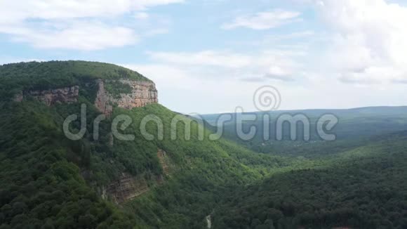 从直升机到山顶的景色梅兹梅村俄罗斯视频的预览图