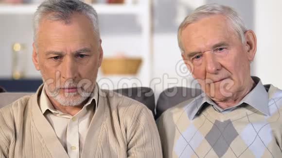 悲伤的男性养老金领取者看镜头特写老朋友迷路退休贫困视频的预览图
