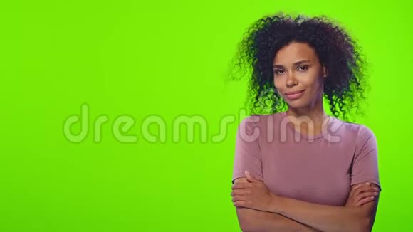 黑女在空白的地方露出灿烂的微笑高于色键视频的预览图