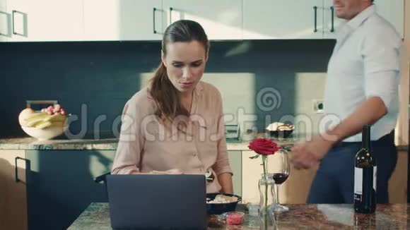 幸福的夫妻在豪华厨房喝酒专心的女人吃寿司视频的预览图