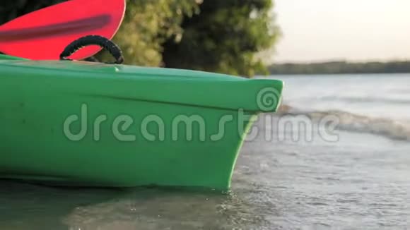 黎明时一艘划桨船的特写视频的预览图