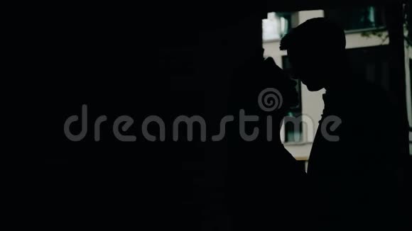 两个情人在小巷里接吻的轮廓是可见的一个非常美丽的爱情时刻视频的预览图