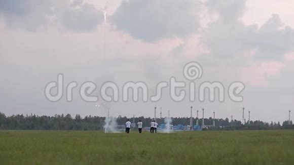 一群朋友在森林和加油站的背景下在一个大开阔的田野里燃放烟花他们在移动视频的预览图