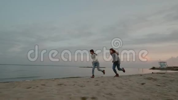日落时无人照看的孩子正沿着海滨奔跑视频的预览图