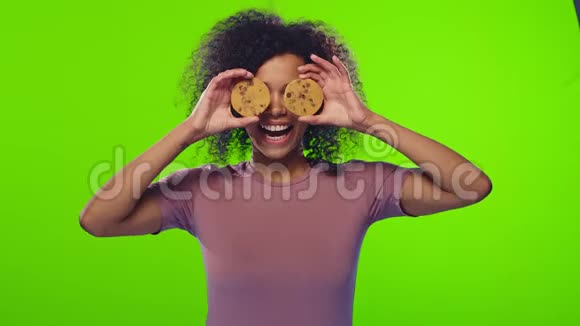 非洲女性正在吃两块健康的饼干用它做眼镜视频的预览图