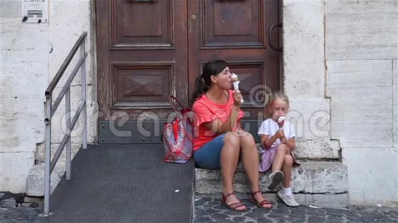 在罗马和妈妈一起吃冰淇淋的小女孩视频的预览图