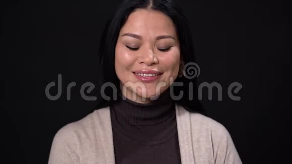 微笑的亚洲人发出一个空中亲吻视频的预览图