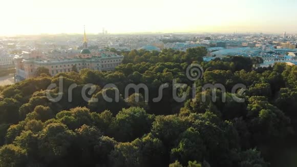 日出时绿园环绕的历史宫殿视频的预览图