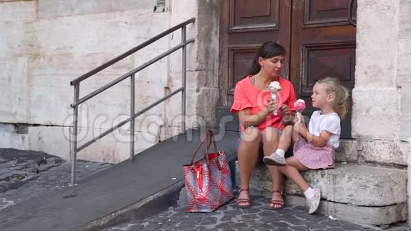 母亲和她的女儿在罗马吃凝胶视频的预览图