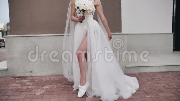美丽的长腿新娘穿着白色连衣裙特写她的长腿视频的预览图