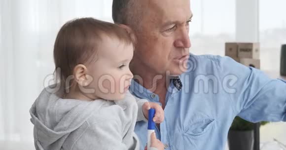 祖父和小孙女说话视频的预览图