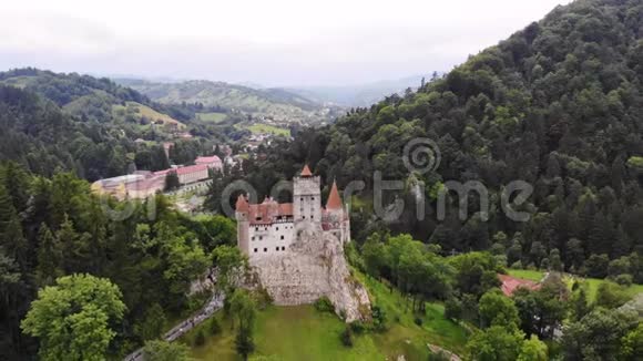 航空公司全景观古布兰城堡在一座小山德古拉城堡特兰西瓦尼亚布拉索夫罗马尼亚在脚边视频的预览图