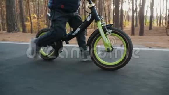 一个小男孩骑着平衡车关门视频的预览图