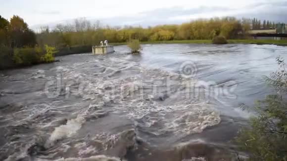 罗瑟姆英国2019年11月8日英国南约克郡735点的阿尔德沃克巷A6123洪水中的唐河视频的预览图
