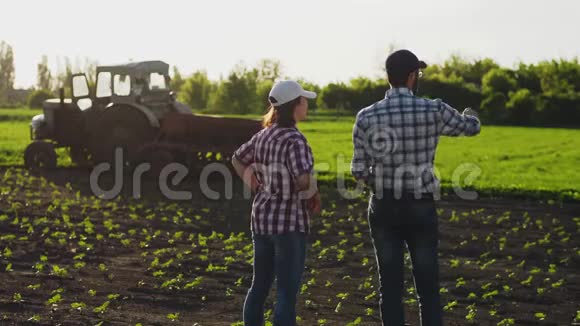讨论两名农民的实地情况视频的预览图