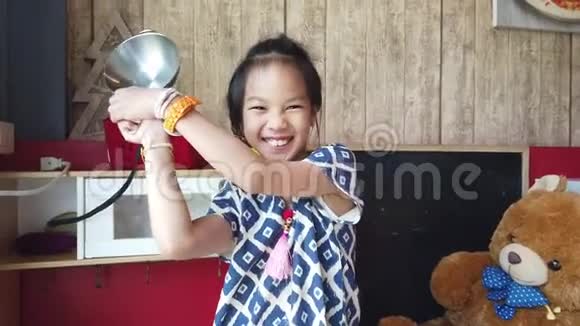 小女孩在做饭时玩厨房玩具视频的预览图