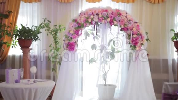 室内有花的婚礼拱门视频的预览图