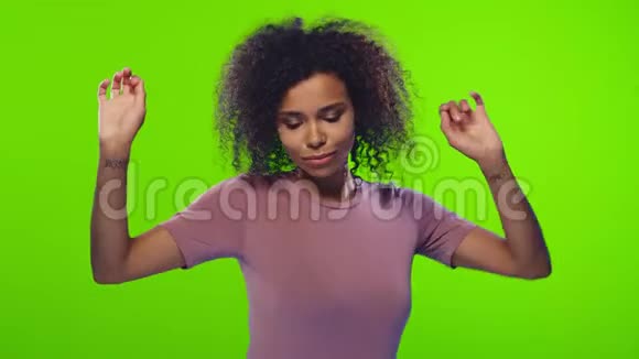 非洲女人跳舞玩得开心觉得有趣就像彩色钥匙上的音乐视频的预览图
