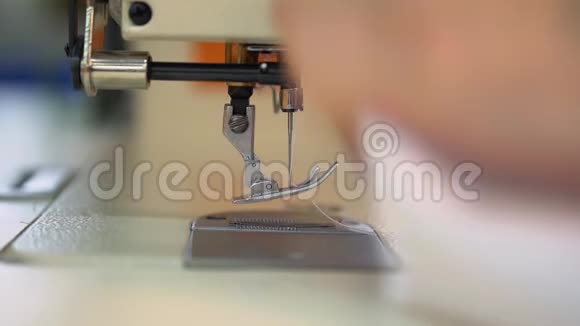 在缝纫机上做一些缝纫布视频的预览图