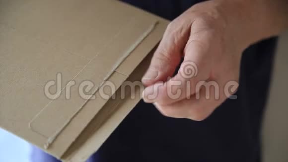 人从信封里拿文件视频的预览图