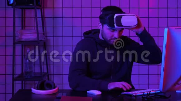 年轻的帅哥戴着虚拟现实眼镜操纵虚拟现实对象视频的预览图