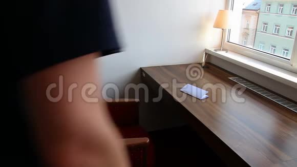 年轻人在酒店房间签文件视频的预览图