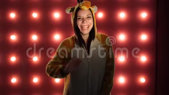 一个穿着明亮的孩子的女人袋鼠的睡衣学生的情感肖像费用说明视频的预览图