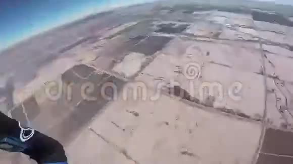 专业跳伞员在空中打开降落伞飞到亚利桑那州上空晴天视频的预览图
