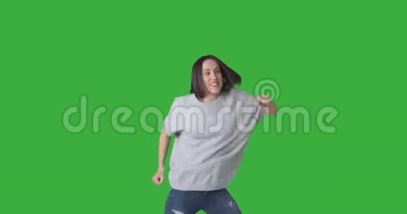 漂亮的女人在绿色背景下跳舞唱歌视频的预览图