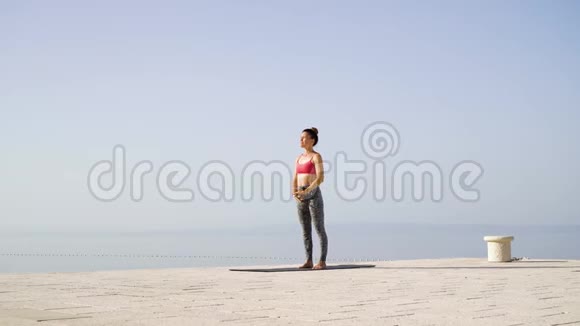 成人妇女在空坞进行瑜伽训练背景为海天视频的预览图