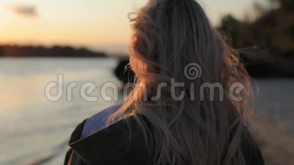 幸福的女人享受日落转过脸看着我站在河边视频的预览图