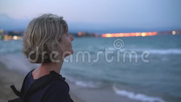 日落时享受海景的女人视频的预览图