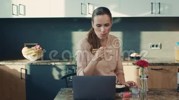 在豪宅吃寿司的美女让女人看手提电脑心烦意乱视频的预览图